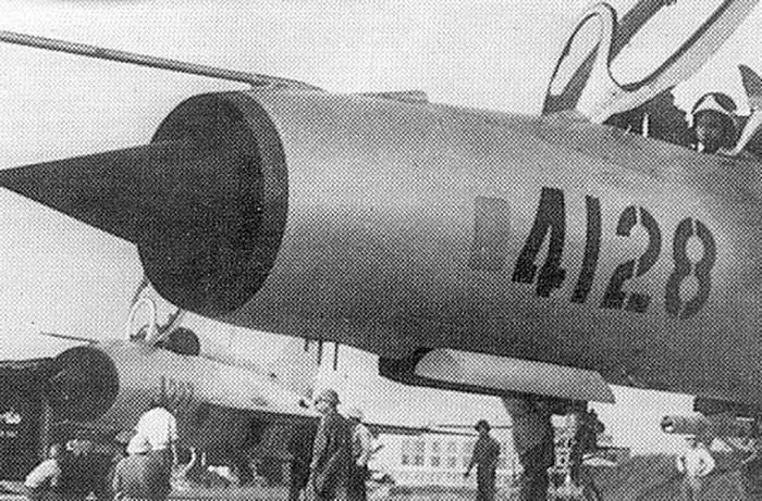 Ngoài MiG-21F13, trong suốt những năm đánh Mỹ, Liên Xô còn viện trợ thêm các biến thể MiG-21PF/PFM, MiG-21MF (4 giá treo tên lửa). Trong ảnh là tiêm kích đánh chặn MiG-21PFM của không quân Việt Nam.